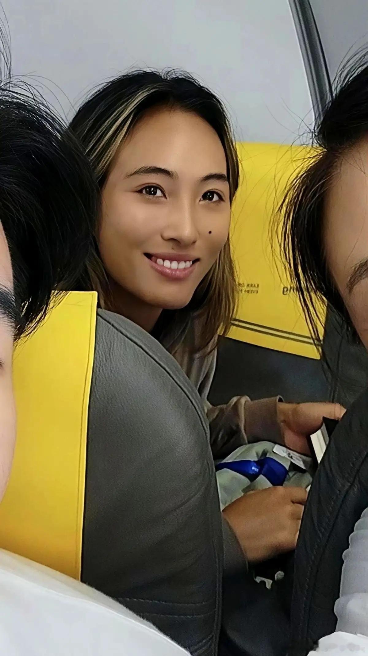 前脚刚宣布退出澳网，后脚就有人在飞往巴塞尔的飞机上，拍到了郑钦文。座位上，她戴着