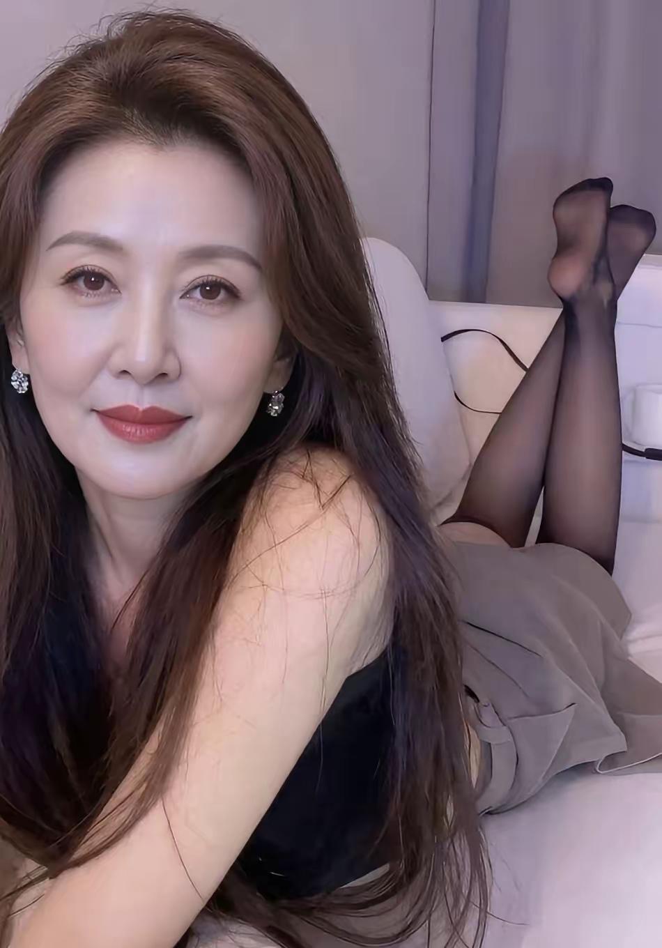 ai合成的果然比现实生活中的要好看很多，这是按照要求合成的55岁女性的样子，感觉