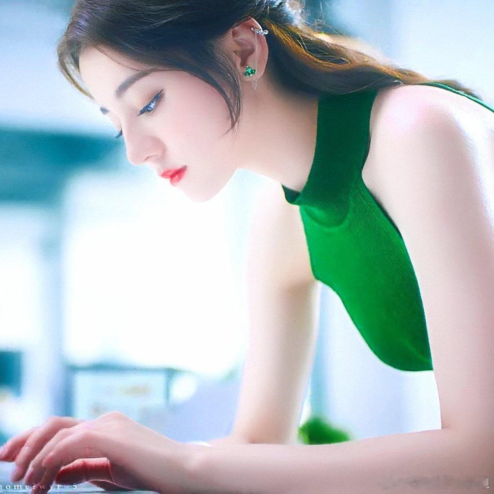 #迪丽热巴[超话]#“夜暗方显万颗星，灯明始见一缕尘.𝒲𝒽𝓮𝓃 𝓉𝒽