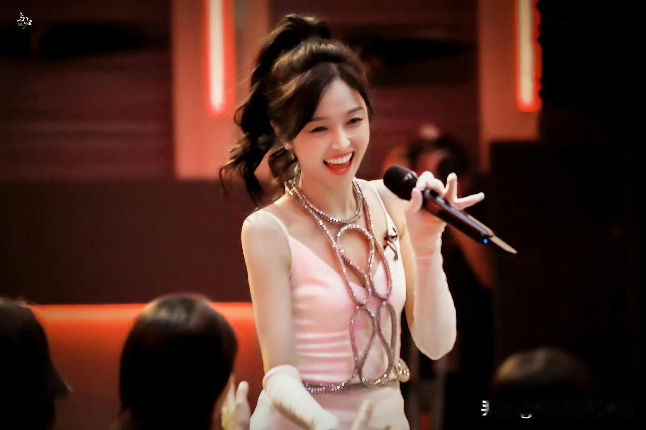 什么样的标准堪称美女？看看吴宣仪就知道了。
在《新手驾到》录制现场，她一身全白l