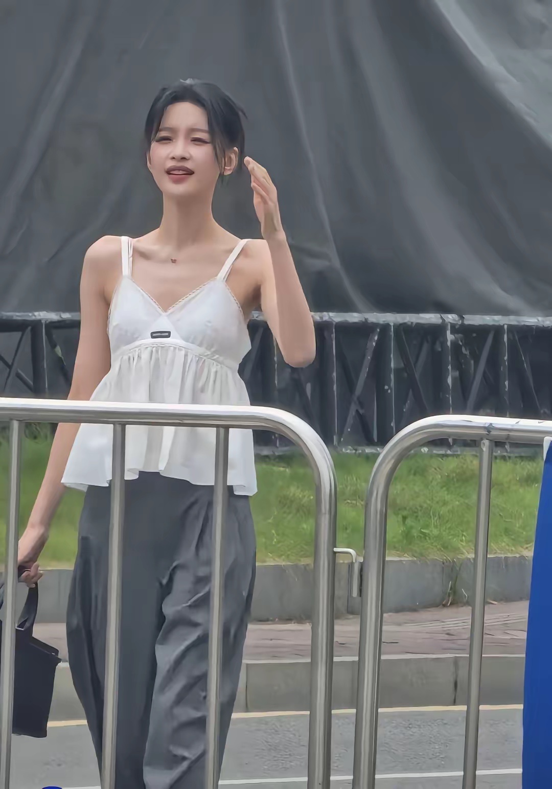 孙怡也太瘦了吧，瘦到能看清身上的排骨 