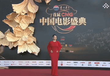 我也想知道章子怡的脸咋了，乍一看我还以为是倪萍[捂脸]！
章子怡不止脸的变化让人