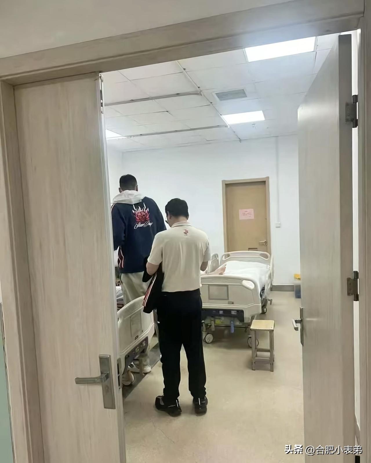 网友分享，陶汉林也比较关心大刘的伤势，来到医院看望刘传兴，希望大刘早日康复，希望