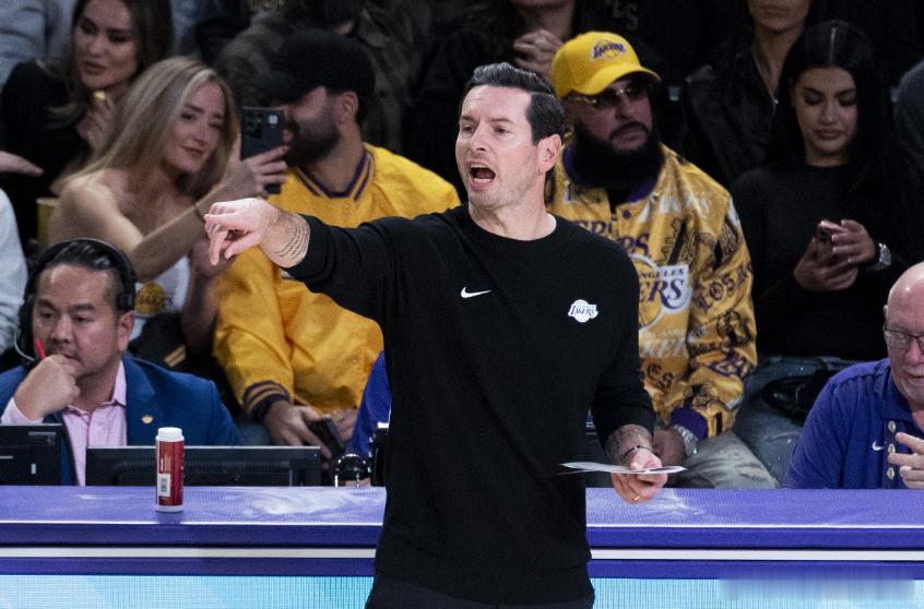 NBA常规赛，湖人客场背靠背105-126不敌绿军。赛后，湖人主帅雷迪克接受了记