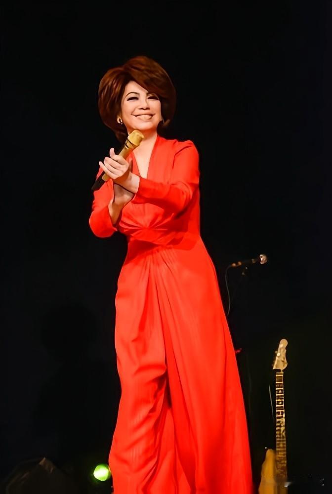 韭菜园子里开收割机，港台歌手北上捞金姿势能有多离谱？
高挂千元票价的演唱会门口闪