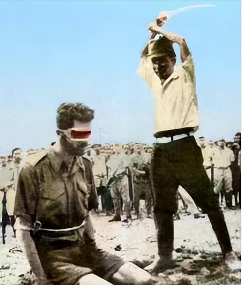 1943年，一个日本人砍下一个男人的脑袋，结果，因为这张照片，10万日本人几乎全