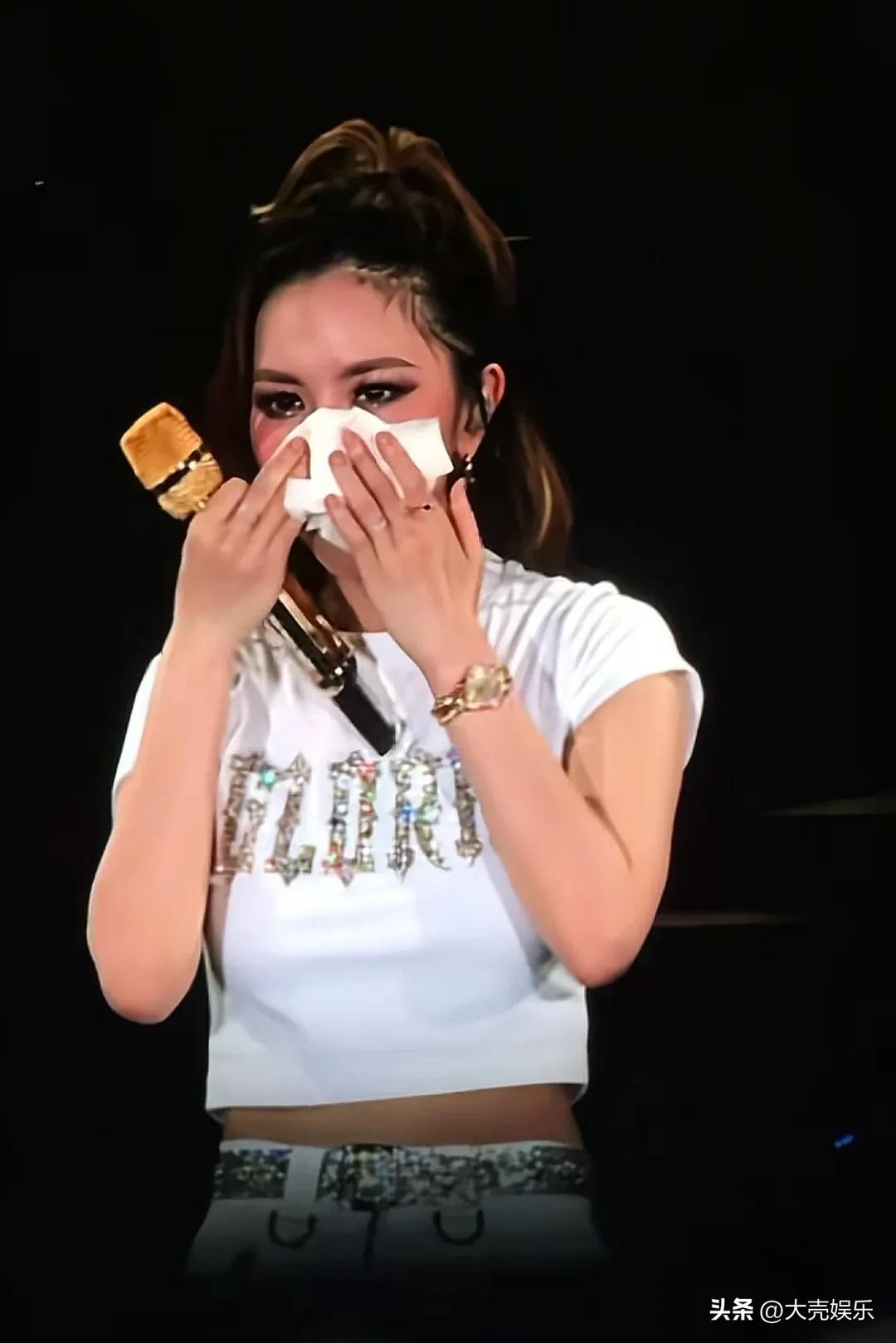 山东最近有多热？邓紫棋在烟台开演唱会的时候不停擦汗，妆都花了，听说这两天烟台的最