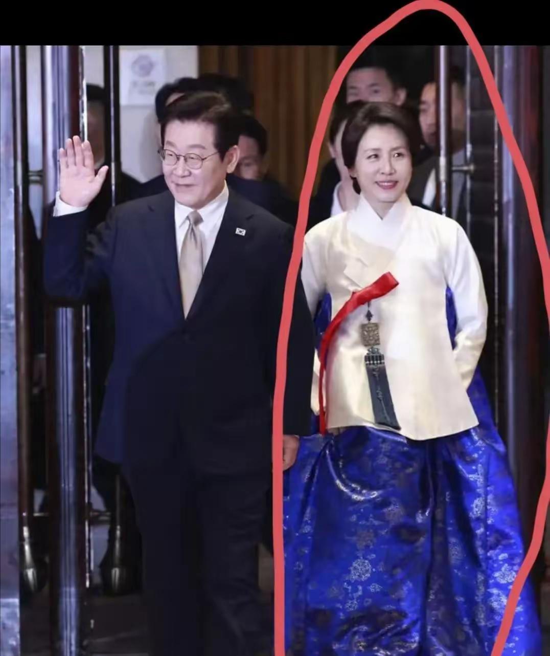 震惊！
同一件衣服，
中韩两国网友竟然打起来了？！

韩国网友骂：没珠宝没高定，