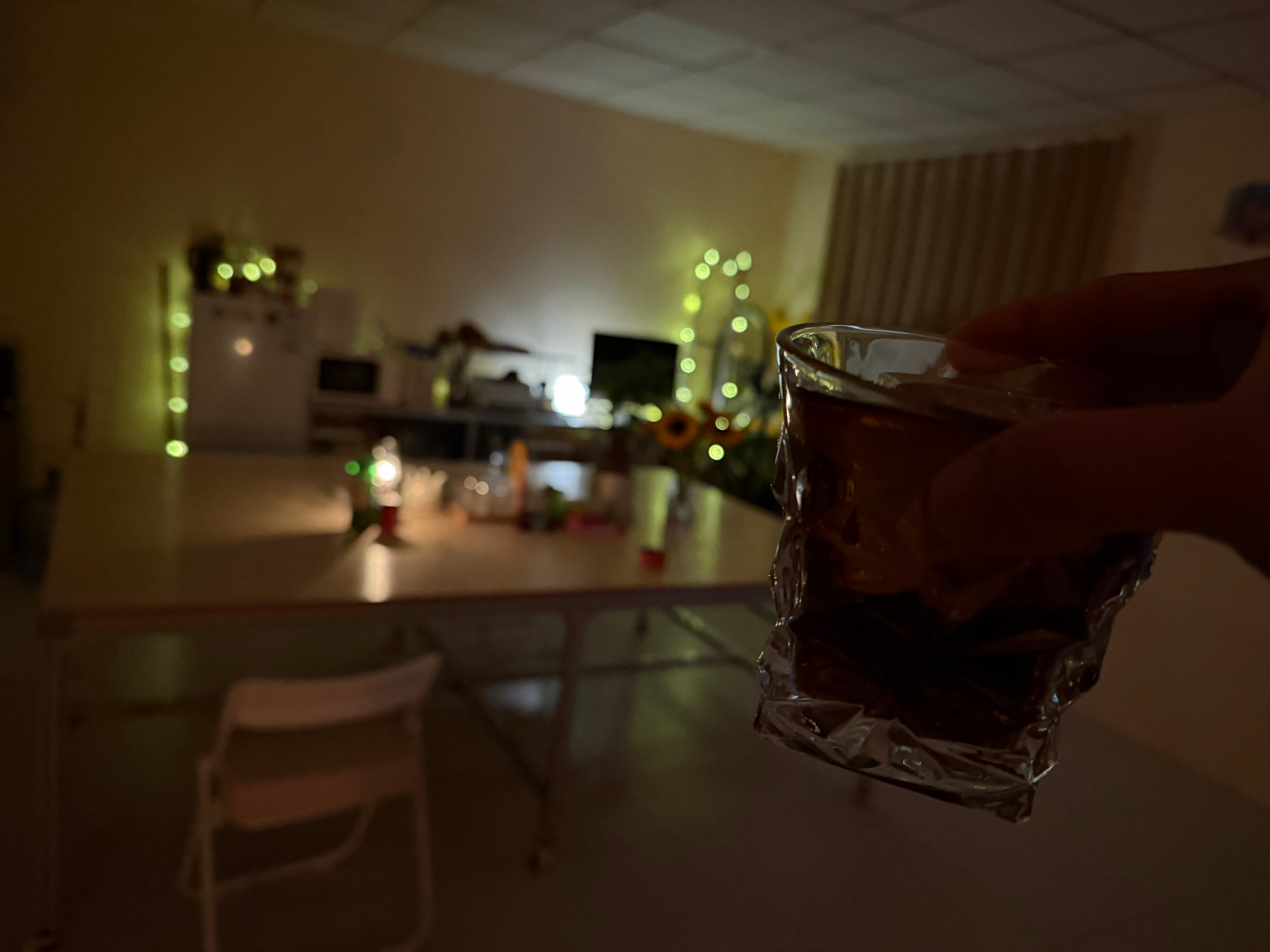 今天好不容易没开车，回工作室继续续上两杯！我好喜欢我整的这个小屋，希望即便招兵买