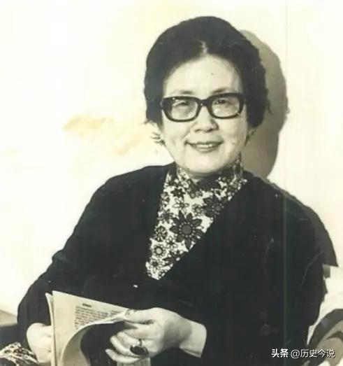 1942年，著名女作家沉樱icon正怀3胎时，得知丈夫把全部家当了3万块，拿去给