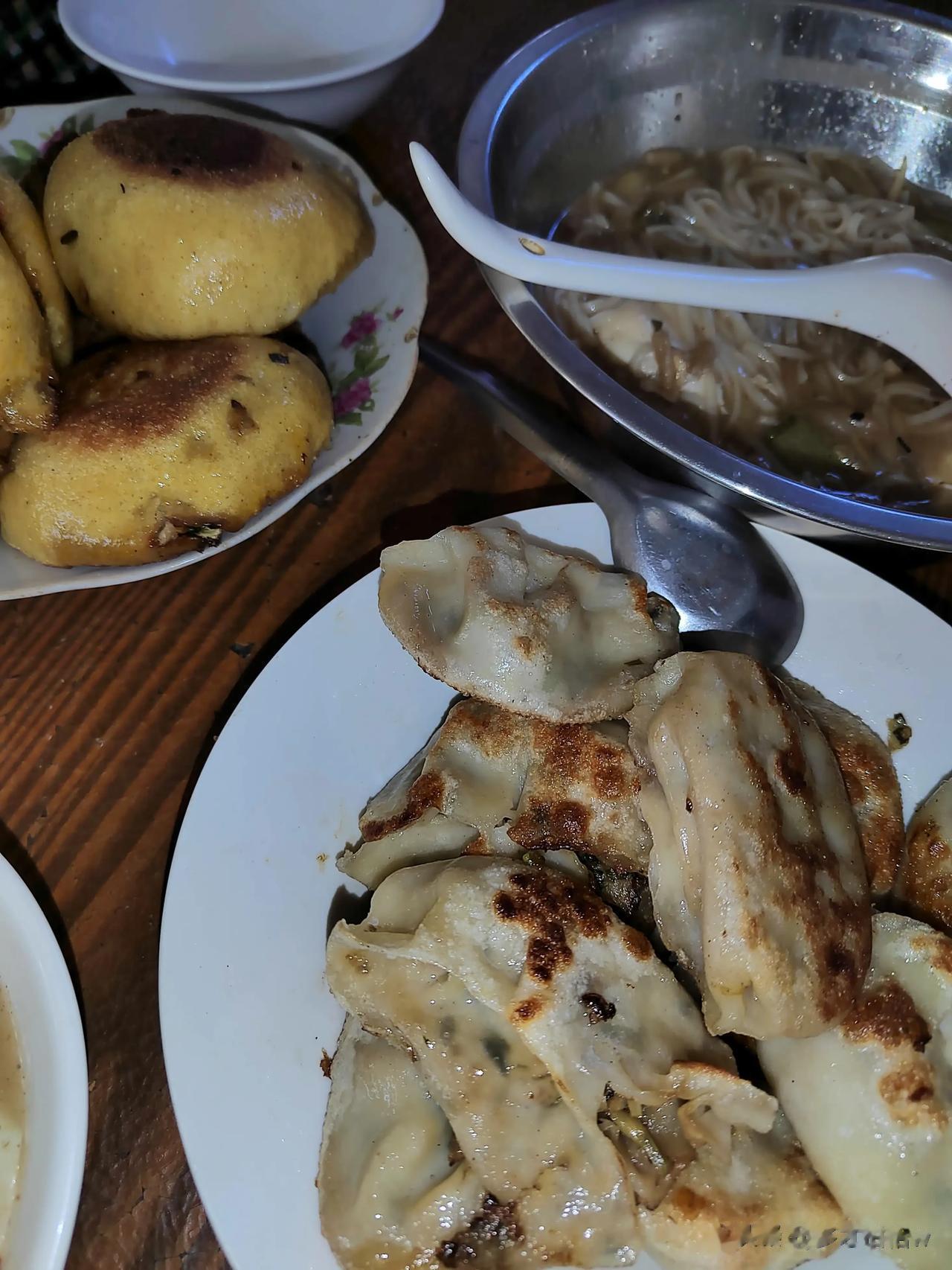 #一张照片记录各地早餐#今天早饭是煎饺子和面条！