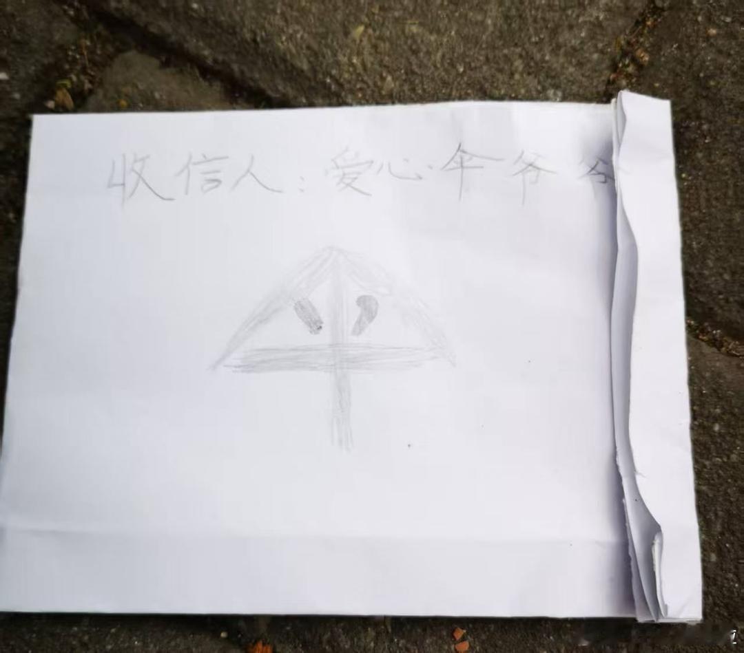 宁波北仑爱心伞爷爷与学生的双向温暖双向奔赴的善意！宁波北67岁的李启旺爷爷，十年