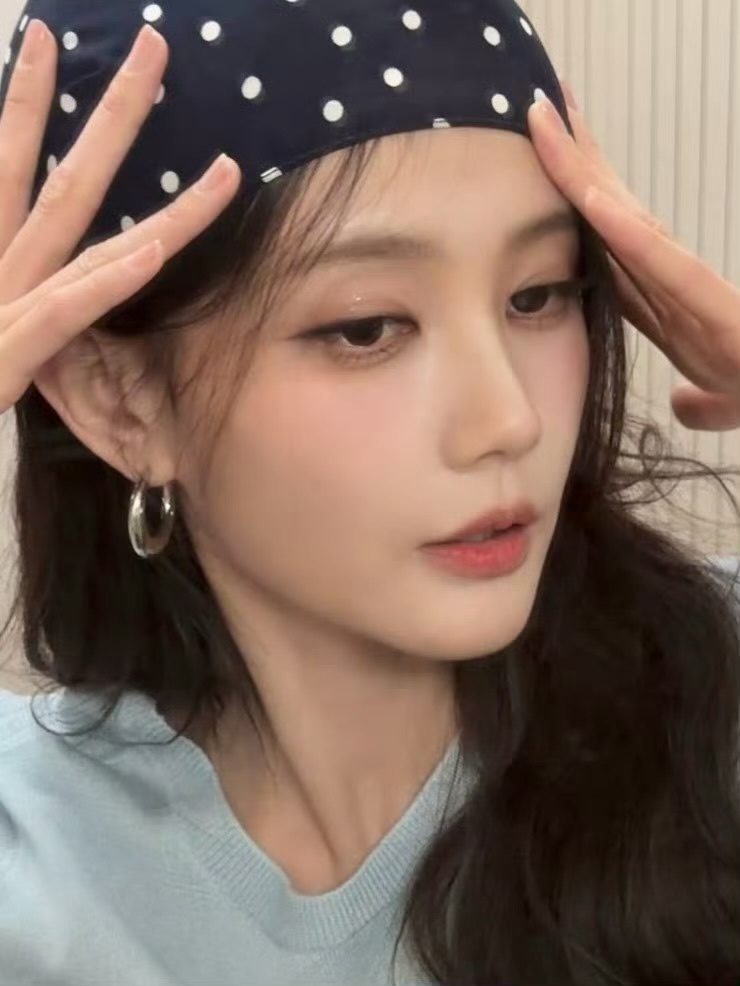 李一桐今天只做自己的女王更新照片并配文“今天只做自己的女王”女王发言好爱也祝今天