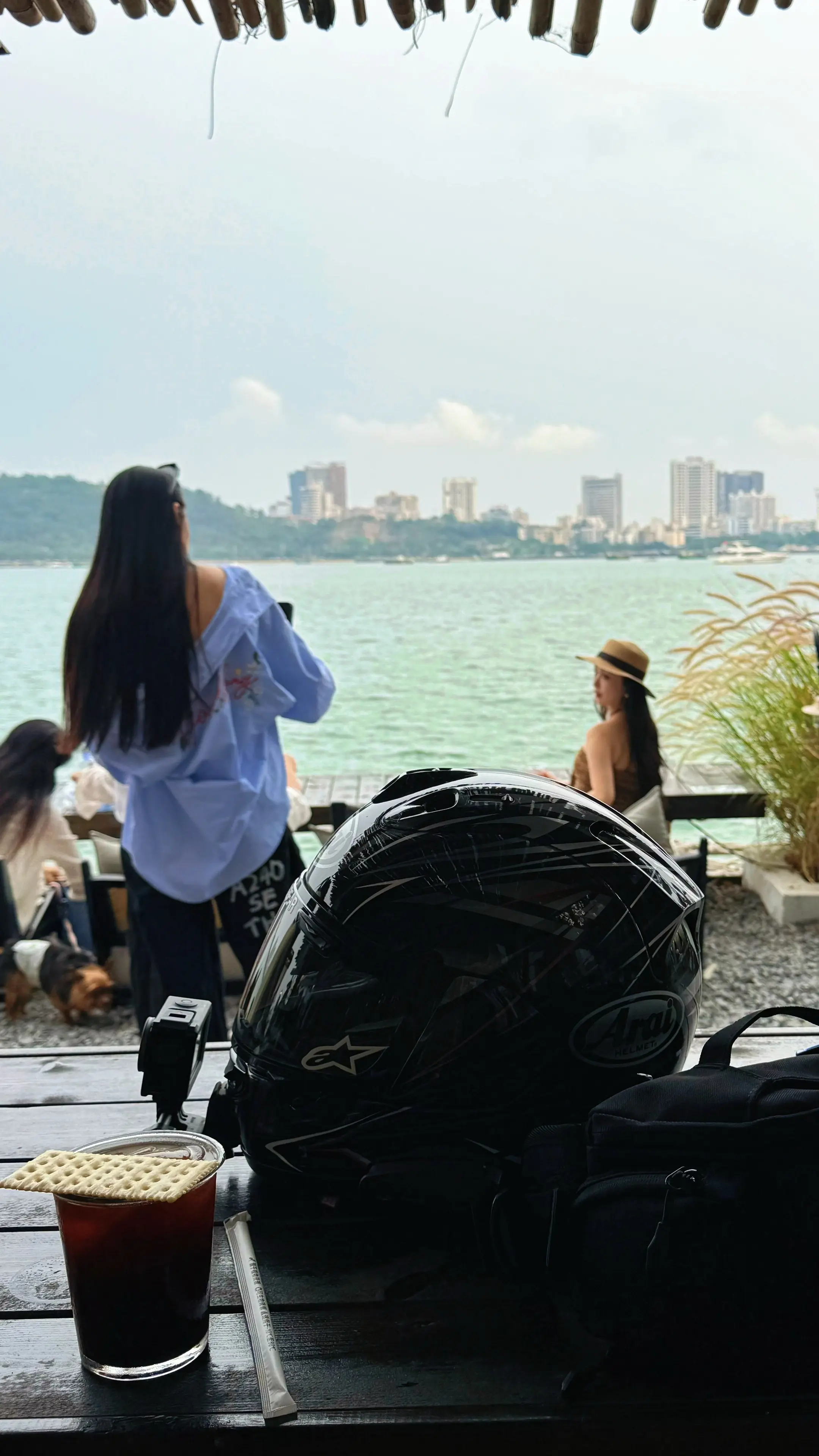 累了就带上arai头盔，我带你去摩旅喝咖啡，不要整天发那些像离婚了的东西
