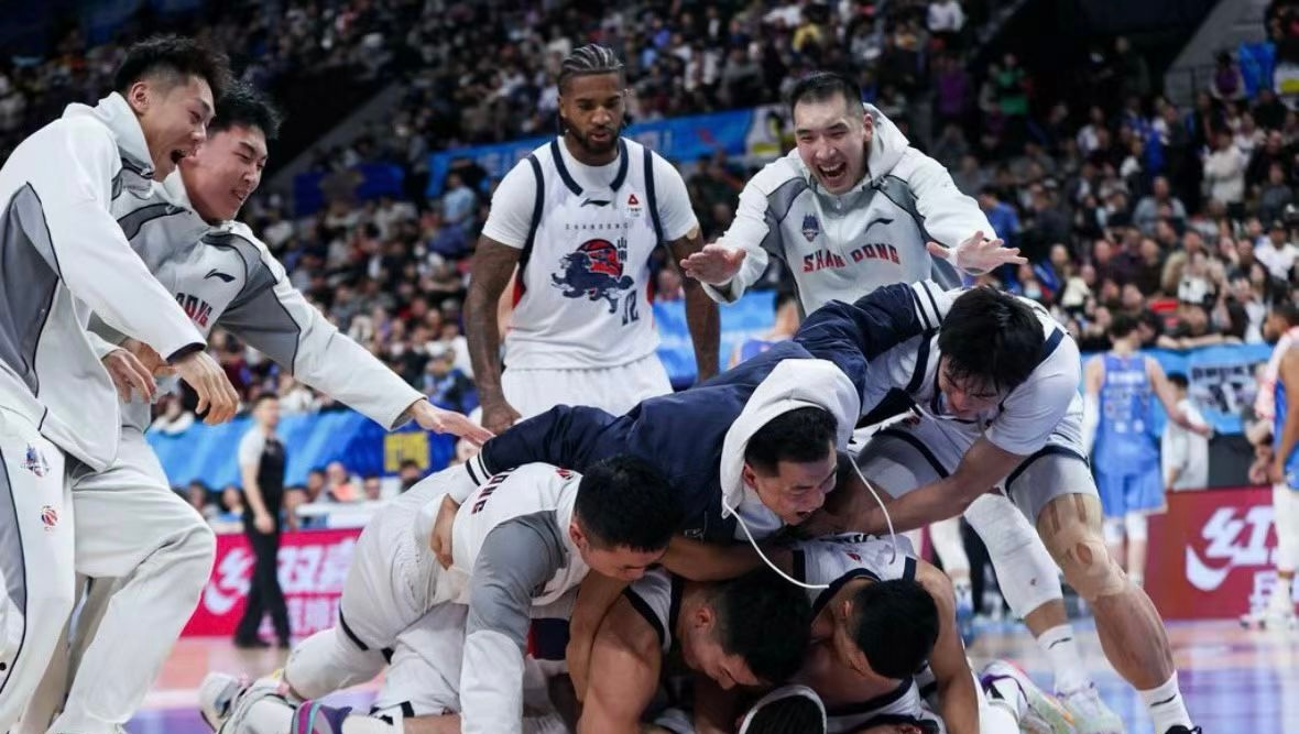 山东男篮绝杀赢球，客场拿下北京首钢，取得五连胜。赛后，山东队更衣室一片欢呼，团队