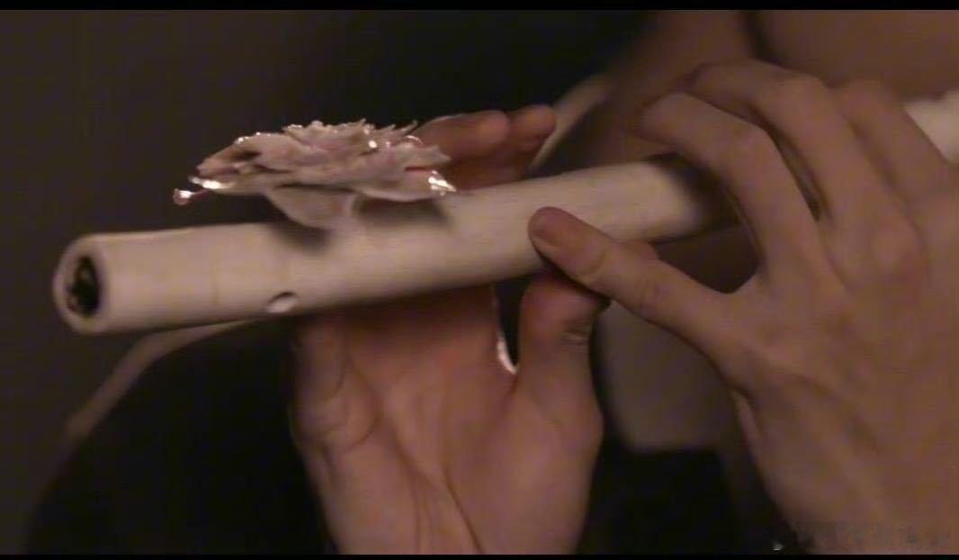 还以为易烊千玺做美甲了第一眼真的看错！镜头错位差点以为千玺偷偷做了山茶花美甲，原
