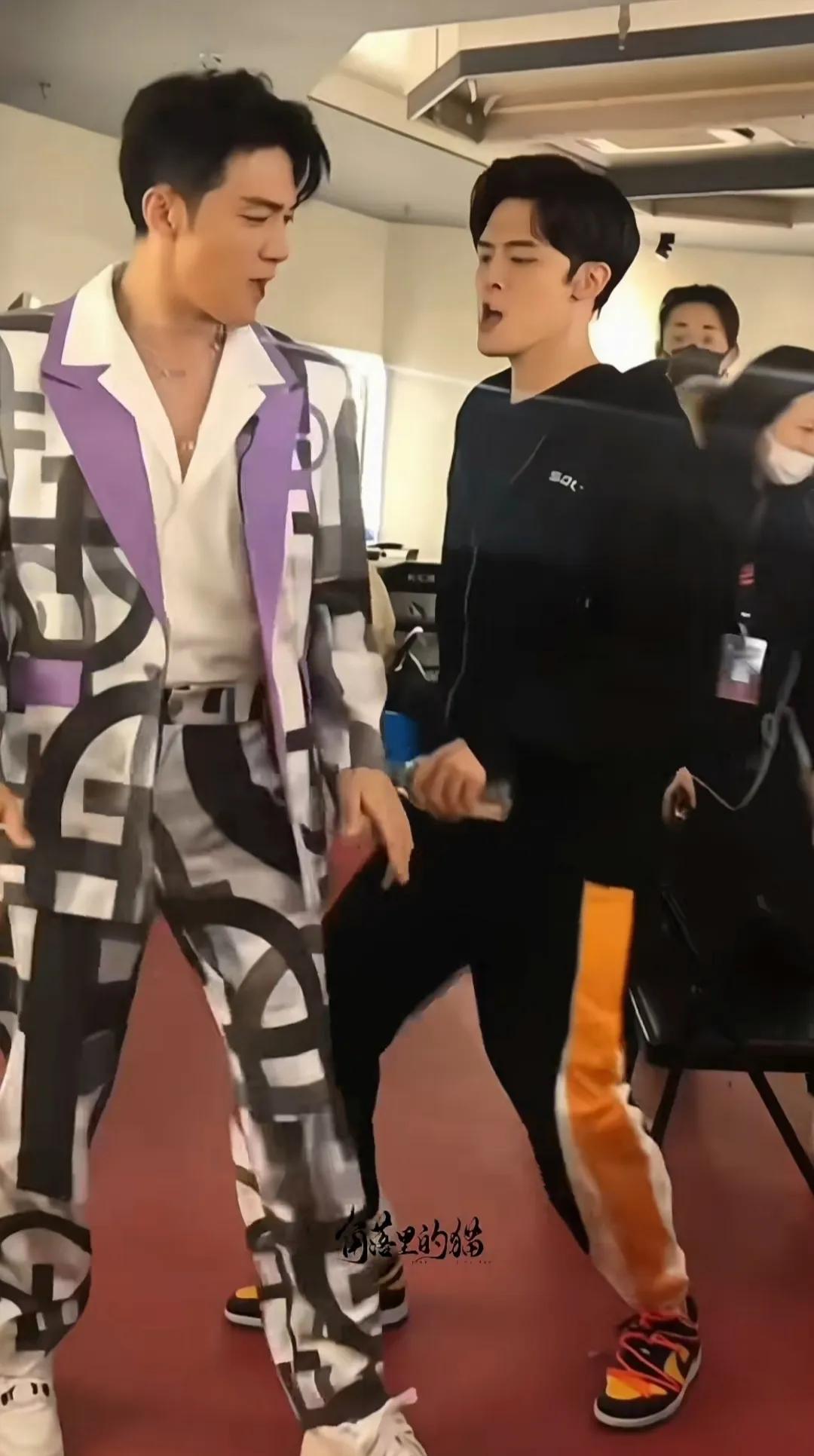 哪个是颖儿老公？

这两个人长得好像啊

五官远看都一样

有点傻傻分不清楚了