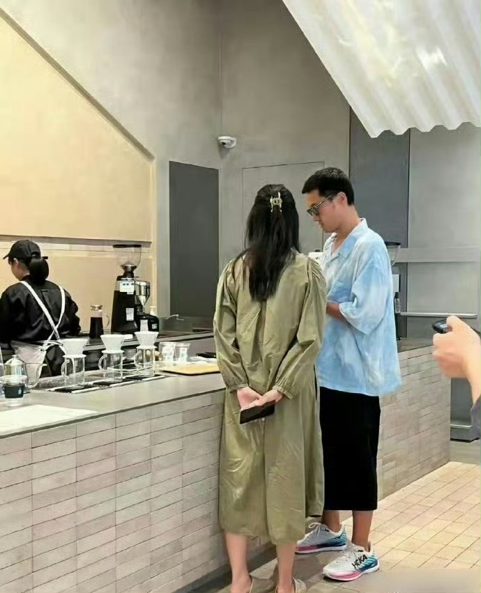 王传君身高一米八七，站他身旁的妻子齐溪174cm，相差13cm的两人看着竟然差不