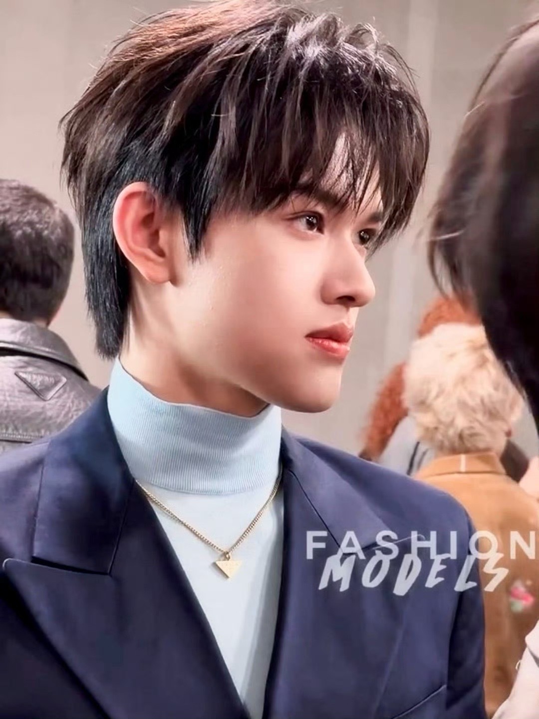 张极Prada秀场怼脸镜头 直面高清怼脸拍，张极皮肤状态与气质双在线，少年感满满