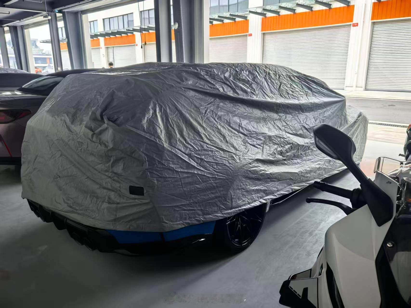 看看这次宝马M嘉年华都准备了啥[doge]。各位车手，盖着的都能猜出来是什么车型