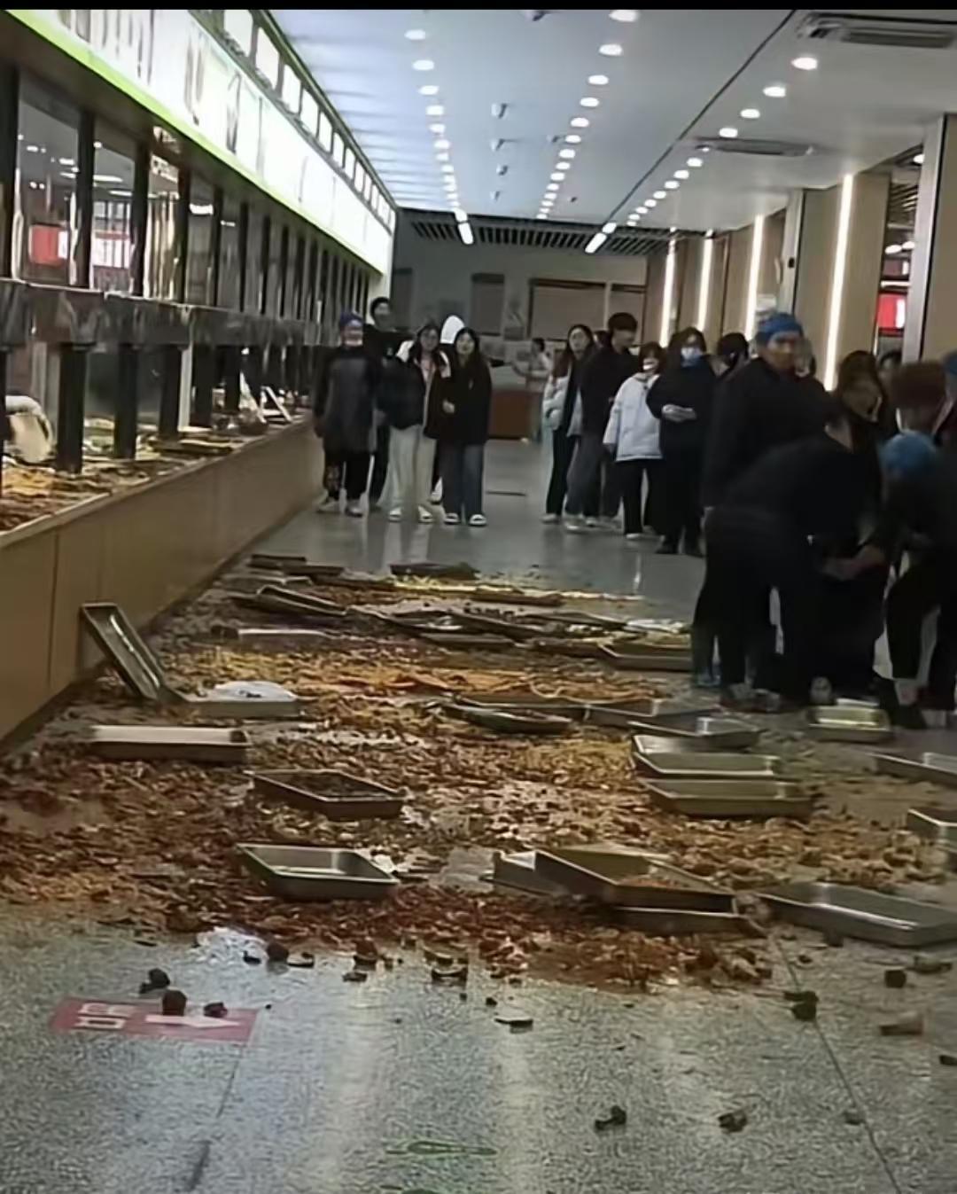 这翻江倒海的一幕发生在合肥工业学校食堂。两位食堂阿姨，因上菜发生龃龉，燃爆怒火，