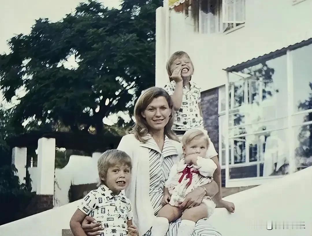 这位南非小姐是马斯克的母亲，梅耶女士，她独自抚养三个孩子长大，各个成就非凡！她美