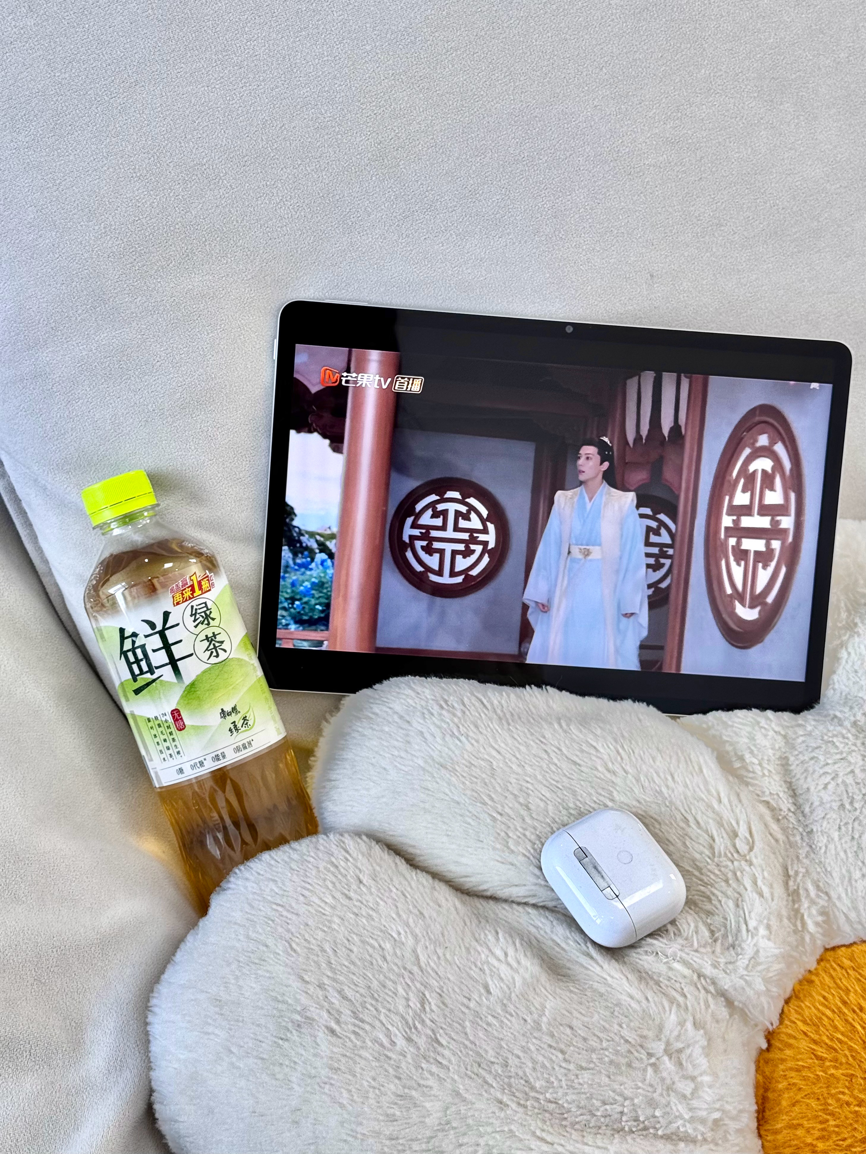 整个人窝在沙发里手边是触手可及的康师傅绿茶和瓜子一边看王安宇的《神隐》 一边嗑瓜