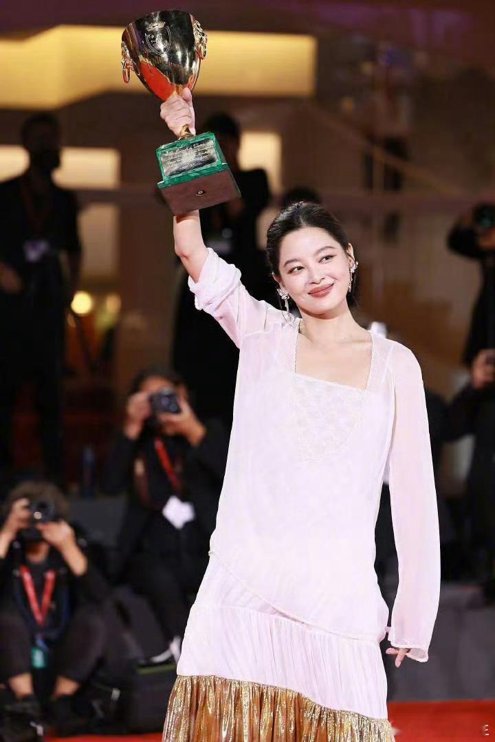 辛芷蕾拿下威尼斯影后，成为第三位获得该奖项的华语女演员，也是第一位内地女演员，她
