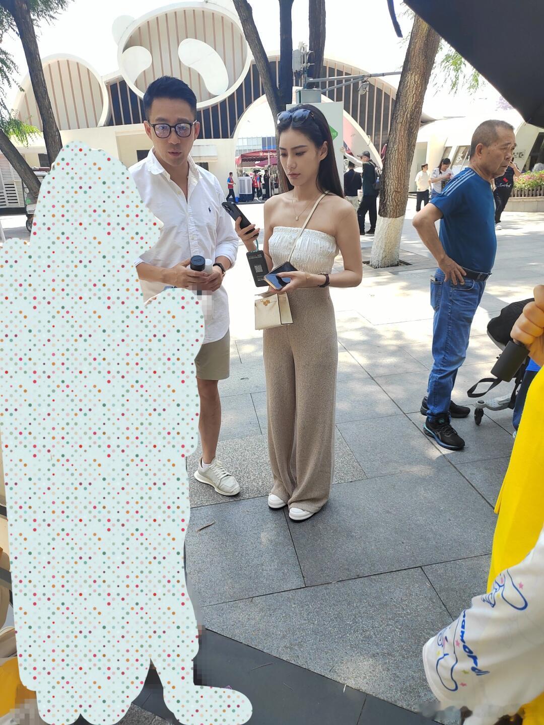 汪小菲带未婚妻去成都看大熊猫，Mandy穿衣风格引热议 ​​​