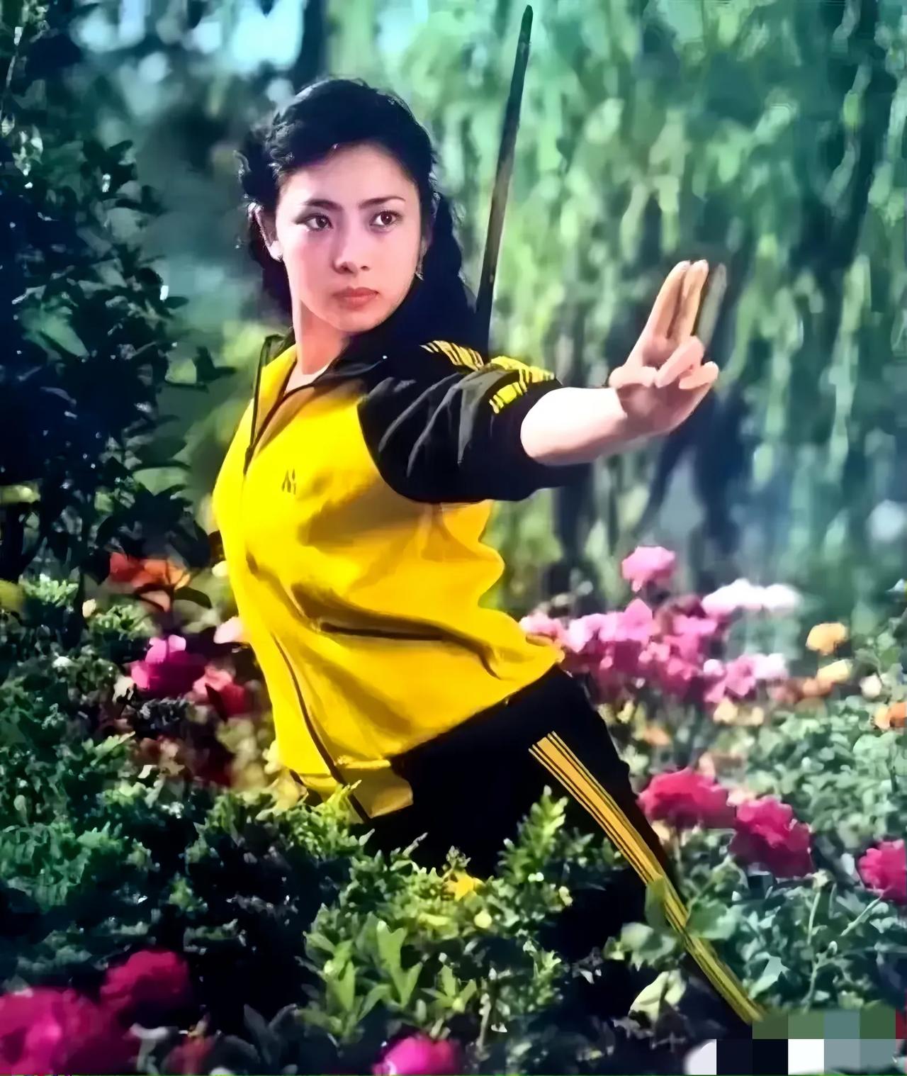 李连杰前妻黄秋燕的颜值完全不输利智，为啥李连杰还会选择利智抛弃前妻呢[what]