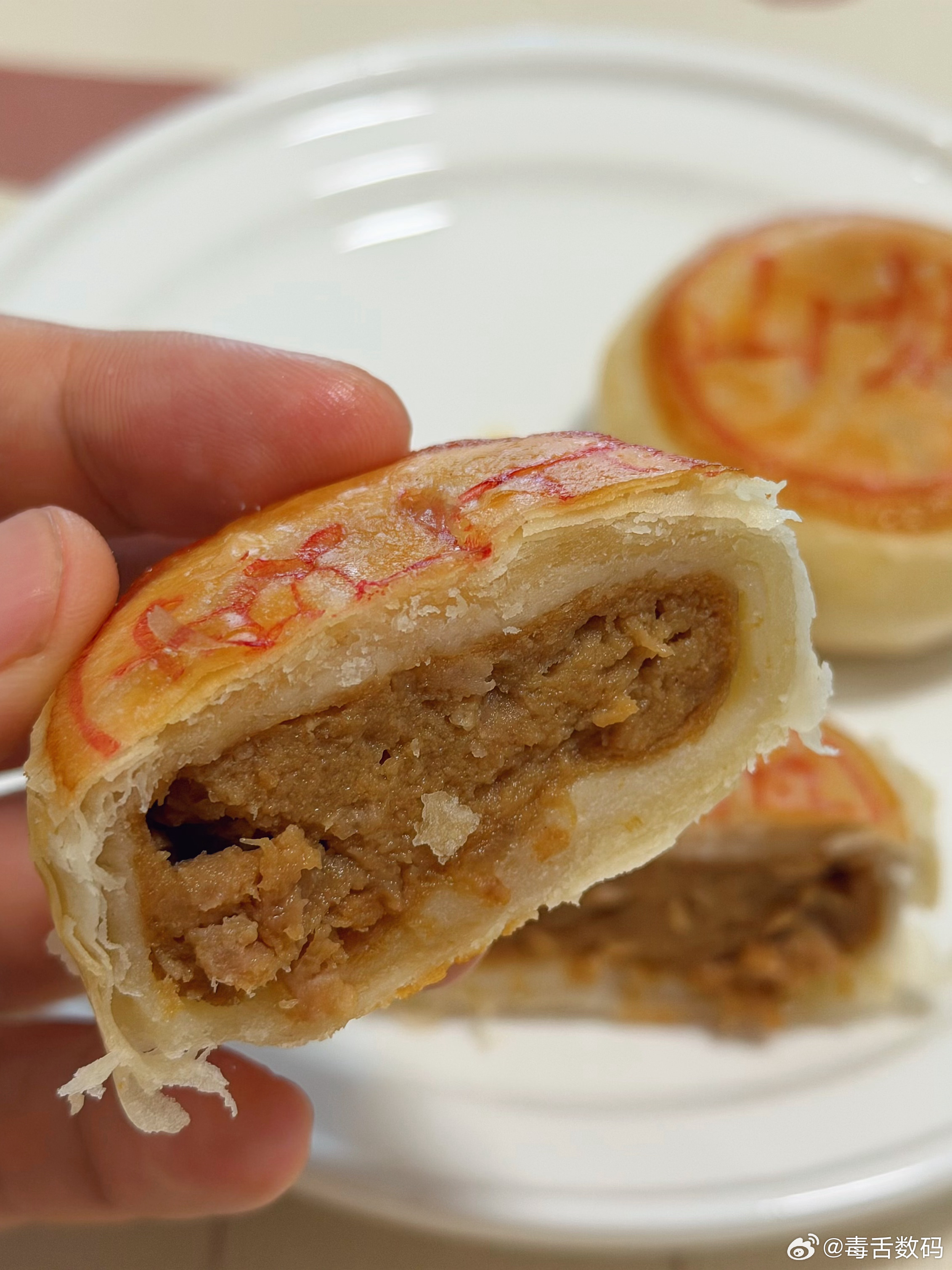逛山姆，试吃给了我一块黑猪肉鲜肉月饼，第一次尝试，哇，好惊艳！于是买了一盒。回到