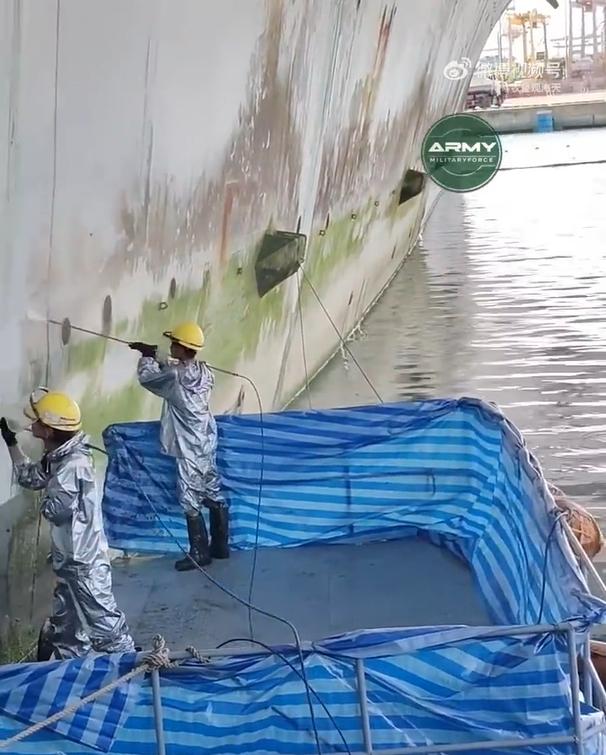 还真是近水楼台啊，泰国工人抢先获得了给林肯号洗澡的机会……

咦……这都是些啥啊
