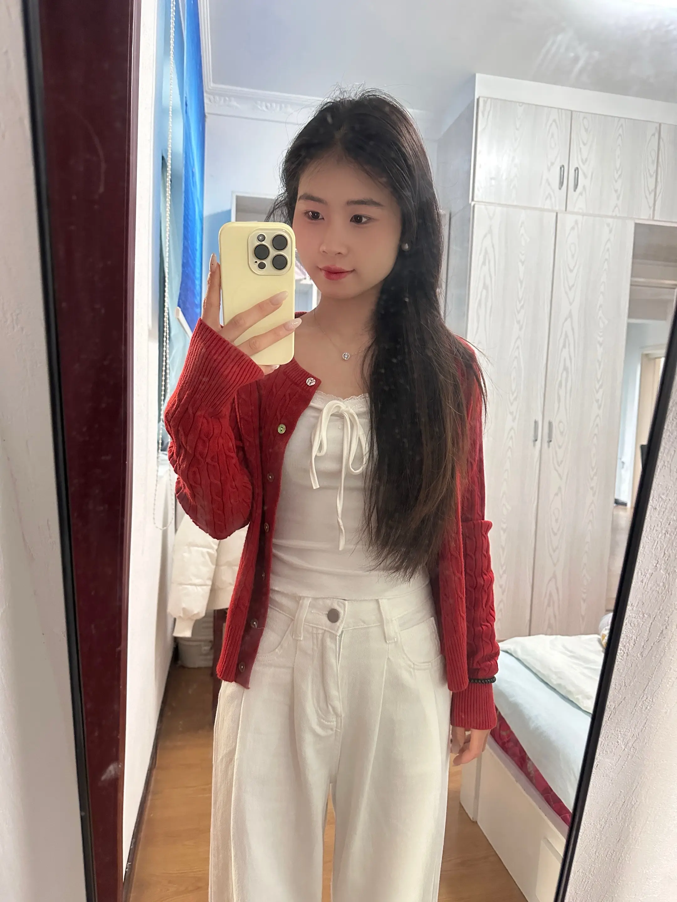 二三十岁的男孩没钱很正常，欠钱是常态，路边10块钱的路边摊照样能吃饱...