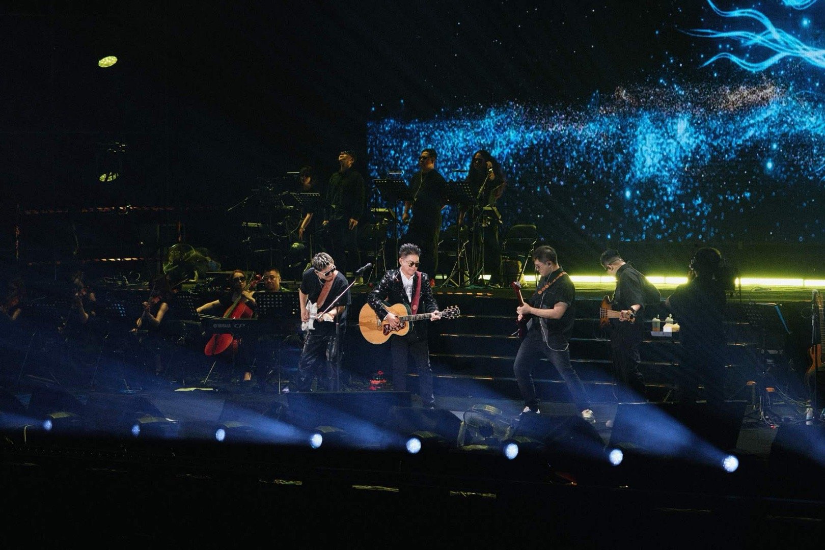 姜育恒69岁状态 乐坛常青树，名不虚传！69岁巡演座无虚席，金曲连唱稳如CD。与