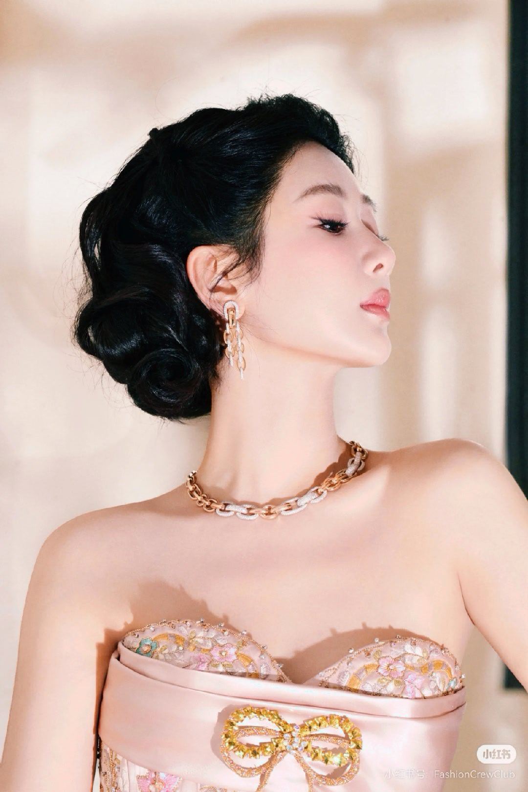 今晚的白玉兰，算是给这几年埋头演戏的人发了张“认可券”。杨紫凭《生命树》拿下视后