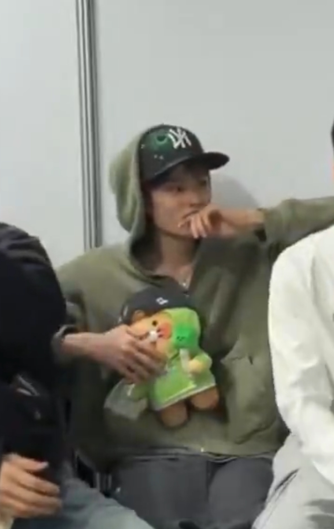 戴着最喜欢的绿帽子来直播了