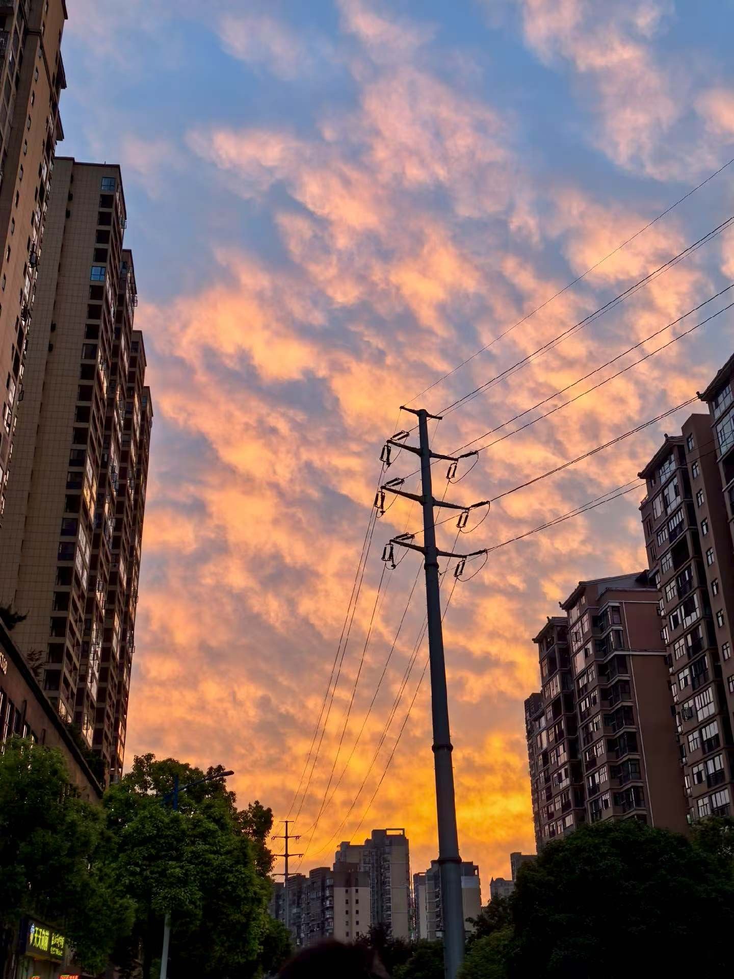 日行一善记录生活 微风轻拂，晚霞醉人，心跳不止。此情此景，无可替代。 