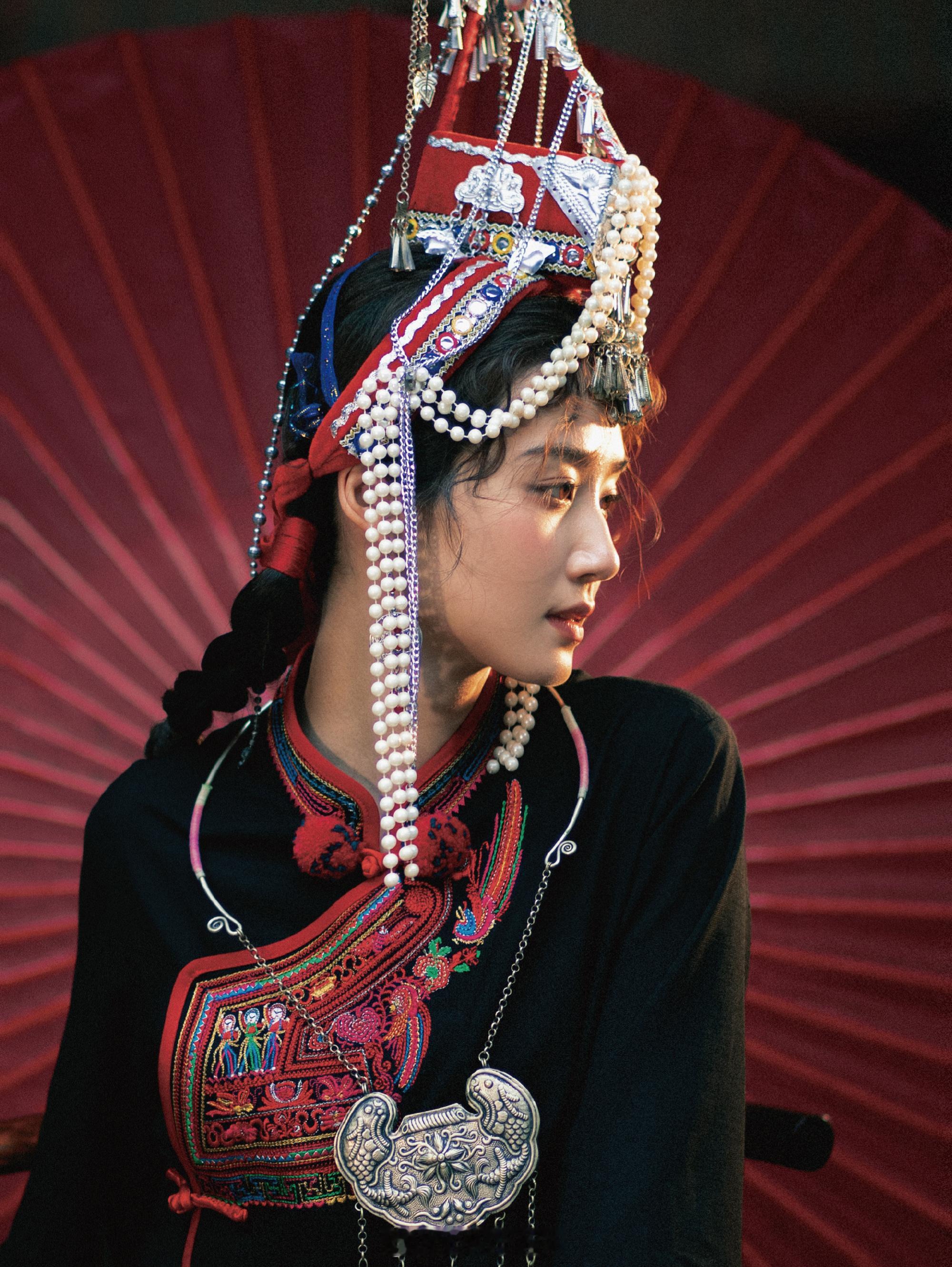 卢昱晓畲族服饰写真卢昱晓畲族造型 好震撼的美 