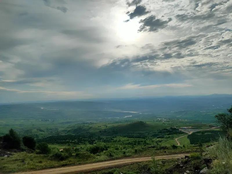 分享几张超治愈的风光图。有张是海边日出，太阳刚探出头，橙红色的光洒在海面上，波光