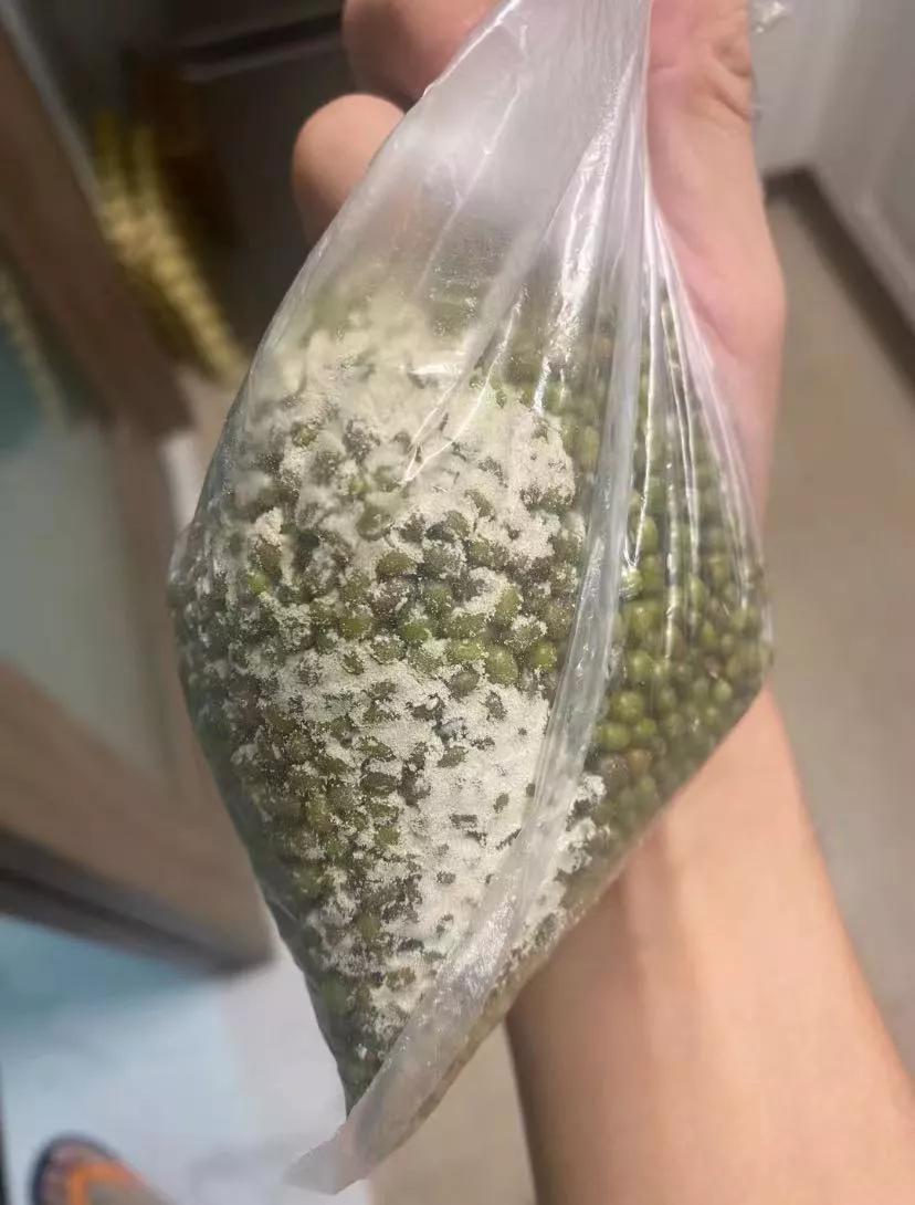 请问下这个是坏了吗
如图，这样还能吃吗?买来不到半年，放在那突然发现底下有白色粉