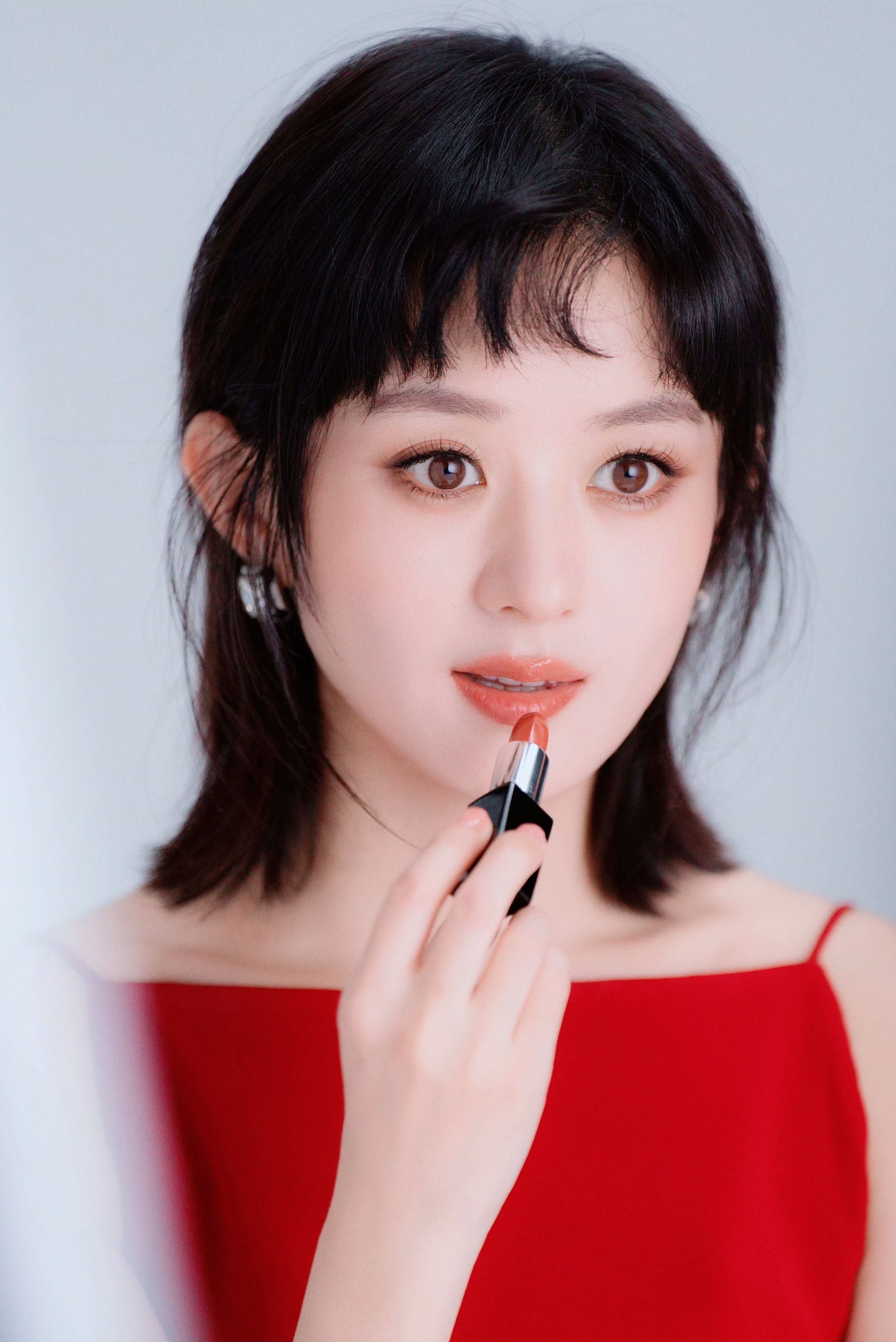 赵丽颖狗啃刘海  赵丽颖好适合眉上刘海 确实、丽姐这张脸就是如此权威，能驾驭各种