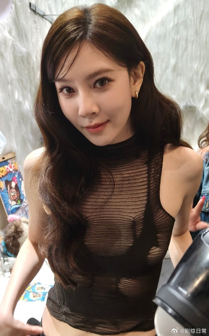 宋妍霏的臀谁还没被宋妍霏的舞台鲨到！这腰细臀翘的曲线，真的是内娱独一份的美啊！ 