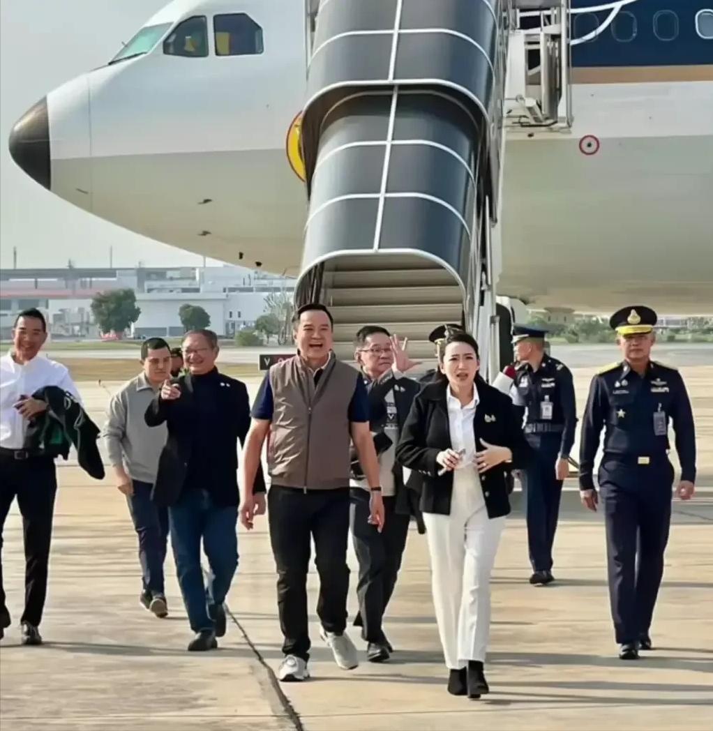 泰国女总理女儿佩通坦圆满结束了她的访华之旅，乘坐专机顺利返回泰国。飞机刚落地，热