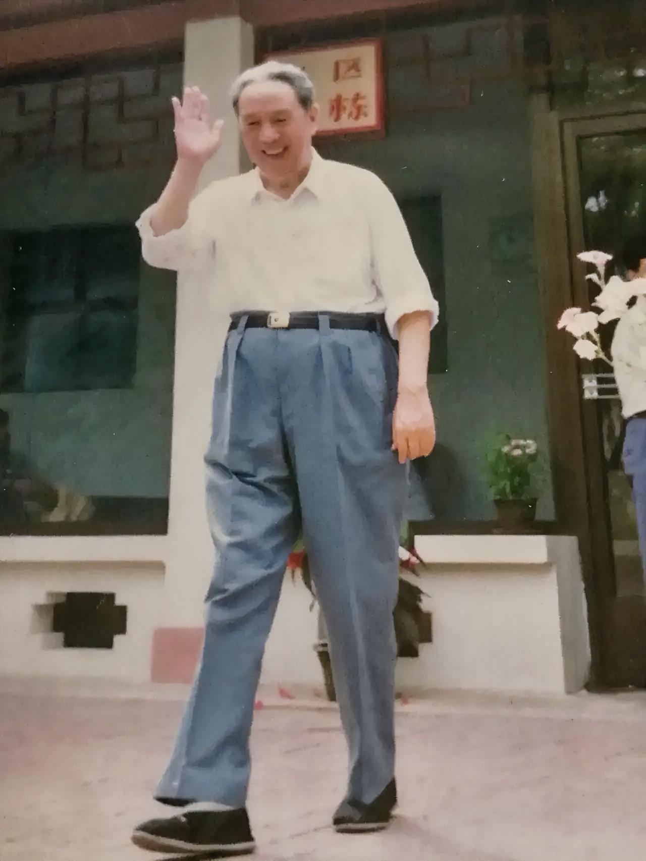 这是94年在绥中首钢疗养院的前首钢董事长周冠五。
       有人说，“他凭什