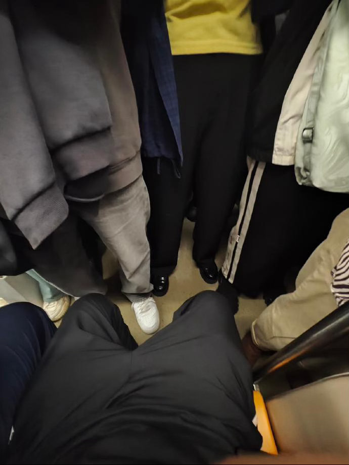 地铁外放了手机很小的声音被一女的说了 ​​​