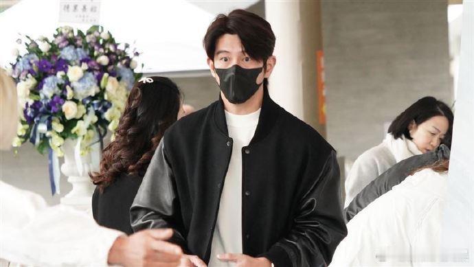 修杰楷逃兵风波后首露面修杰楷回应复出演戏 据台媒，修杰楷8日现身林光宁追思会。面