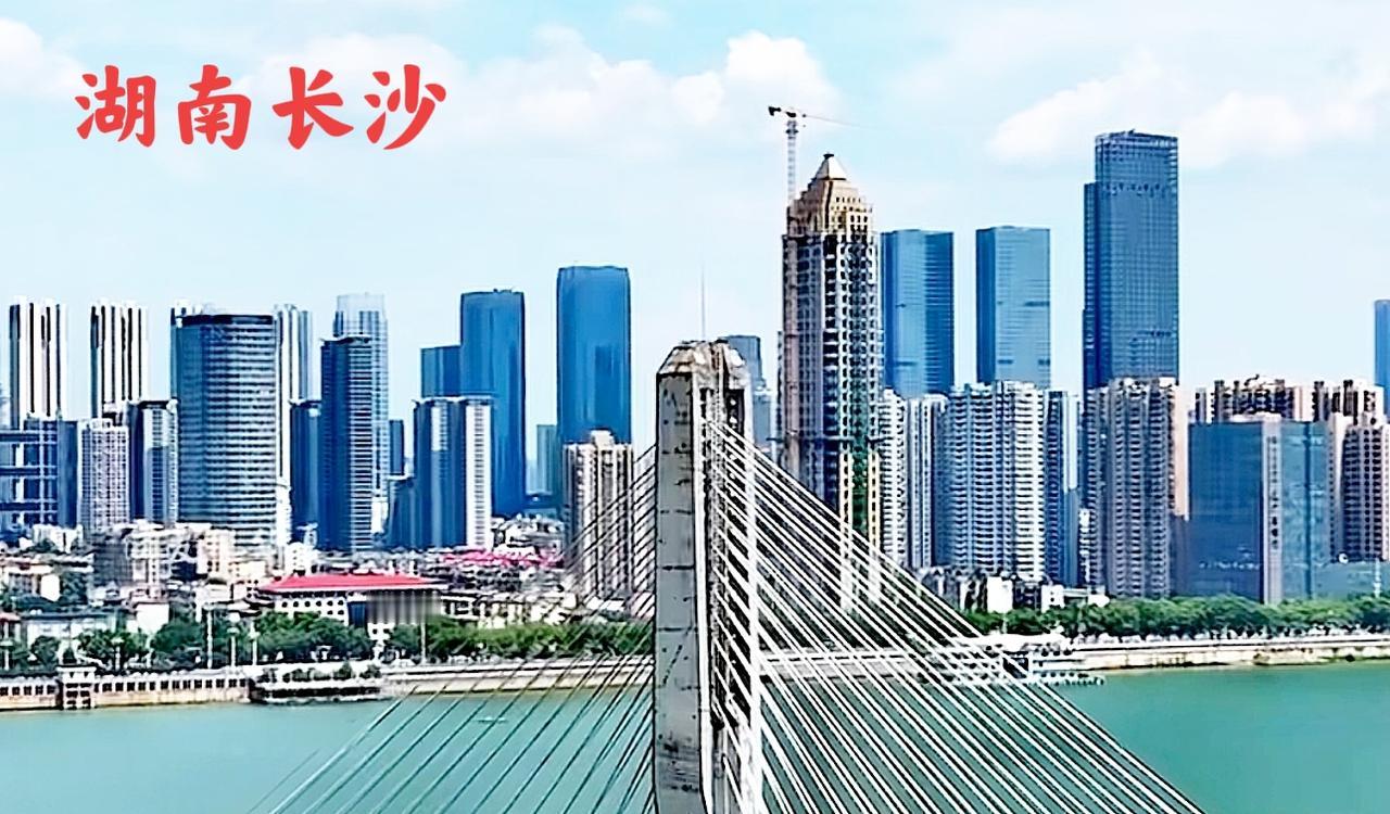 看这些图片中的长沙与南京，这两者之间，无论是城市建设还是城市交通，长沙还是要比南