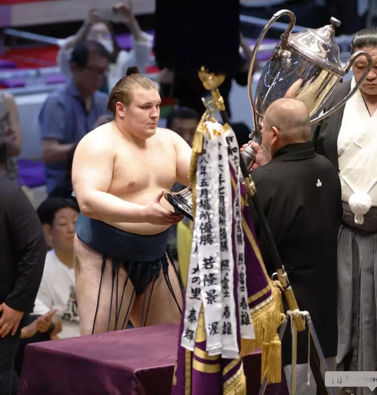 🏆 乌克兰相扑力士丹尼洛·亚夫胡西辛第三次捧起日本相扑“天皇杯”！这位来自文尼