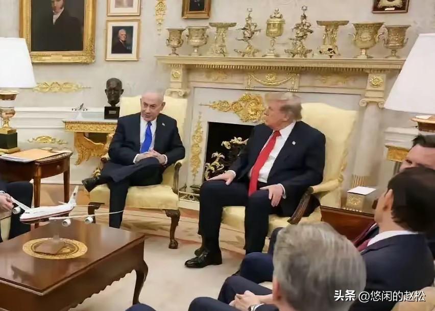 比较一下2张照片，还有比内塔尼亚胡更嚣张的！
近日内塔尼亚胡访美，在白宫和特朗普