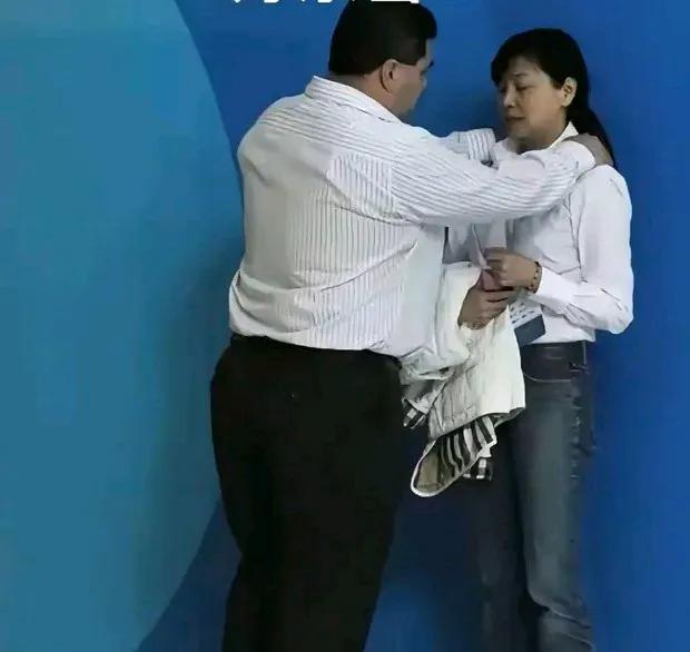 我们都错怪周继红了。
为了中国的跳水事业，作为领队的周继红其实也是够拼的。
周继